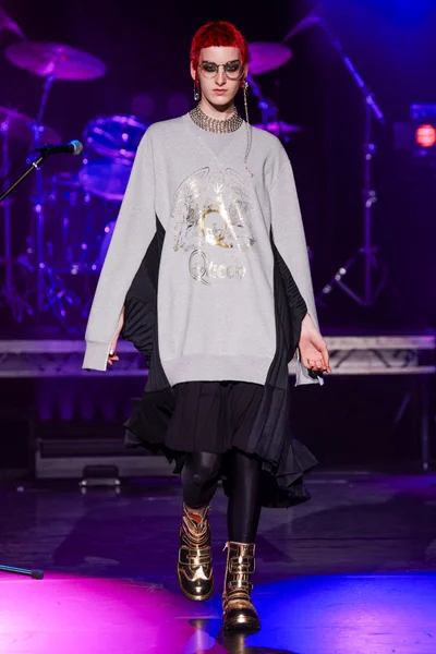 Look 10